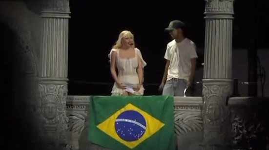 Durante o show histórico, fã brasileiro divide palco com Lady Gaga e traduz mensagem comovente para o público. - Reprodução