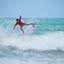 O jovem surfista competirá em três categorias, defendendo títulos e buscando um feito inédito na sub-18 no campeonato nacional. - Foto: Thiago Cavalcanti / CBSurf.