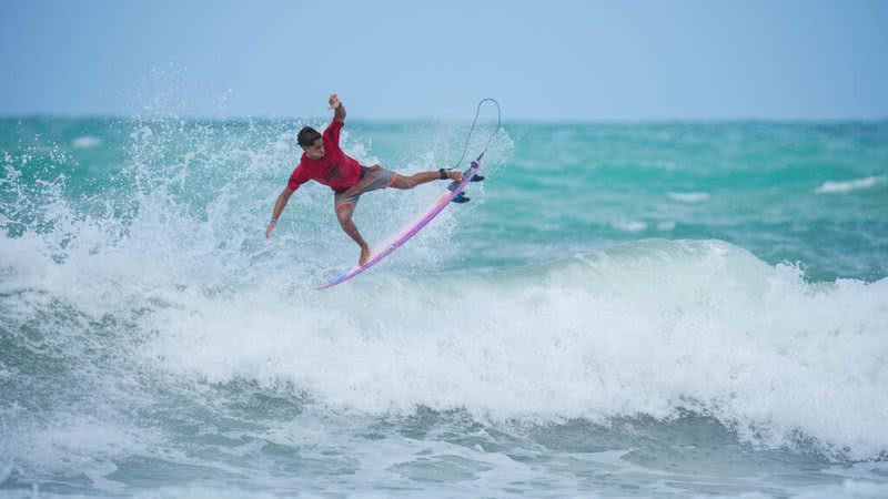 O jovem surfista competirá em três categorias, defendendo títulos e buscando um feito inédito na sub-18 no campeonato nacional. - Foto: Thiago Cavalcanti / CBSurf.