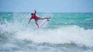 O jovem surfista competirá em três categorias, defendendo títulos e buscando um feito inédito na sub-18 no campeonato nacional. - Foto: Thiago Cavalcanti / CBSurf.
