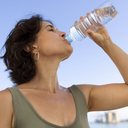 Entenda por que a recomendação de dois litros de água não se aplica a todos e como fatores individuais influenciam a hidratação. - Reprodução/FreePik
