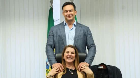 Essa cadeira vai dar moído!”. Nina Souza comenta foto com senador Styvenson e reforça protagonismo feminino na política - Reprodução