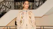 A atriz Camila Pitanga desfilou um look exclusivo com bordado artesanal de Timbaúba dos Batistas no Festival de Cannes, celebrando a cultura potiguar. - Divulgação