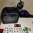 A ação policial resultou na apreensão de 39 porções de maconha e uma motocicleta utilizada para o tráfico. - Divulgação