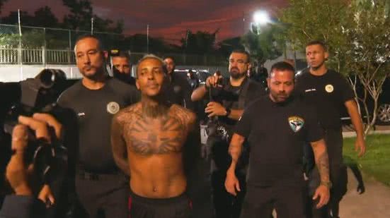 Prisão de MC Poze ocorreu em condomínio de luxo, com apreensão de veículos e cordões de ouro, conforme mandado judicial. - Divulgação