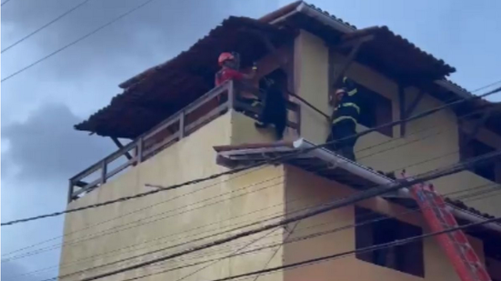 Bombeiros são acionados após cachorro subir em telhado em Ponta Negra - Corpo de Bombeiros