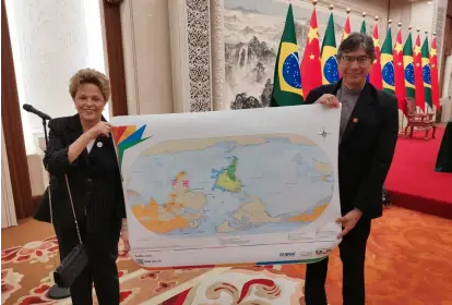 Dilma exibe mapa-múndi de cabeça para baixo em evento na China - Reprodução