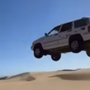Na página Nel Souza Off Road, no YouTube, há vários vídeos que mostram carros voado sobre duas no Ceará - Reprodução