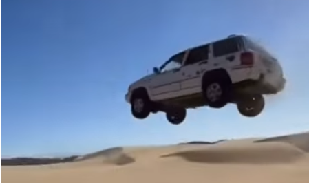Na página Nel Souza Off Road, no YouTube, há vários vídeos que mostram carros voado sobre duas no Ceará - Reprodução