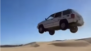 Na página Nel Souza Off Road, no YouTube, há vários vídeos que mostram carros voado sobre duas no Ceará - Reprodução