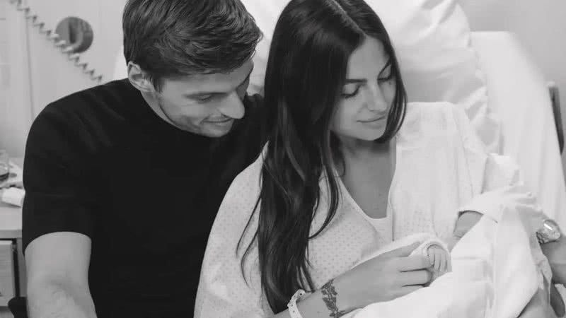 O casal, que começou a namorar em 2020, agora se torna pai e mãe, ampliando a família com a chegada de Lily. - Reprodução/Instagram