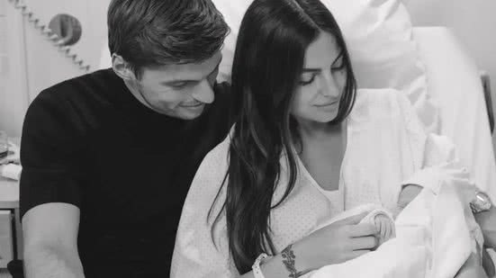 O casal, que começou a namorar em 2020, agora se torna pai e mãe, ampliando a família com a chegada de Lily. - Reprodução/Instagram