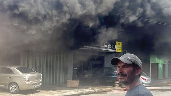 Um incêndio devastador em uma sucata em Parnamirim mobilizou equipes de resgate e deixou a comunidade em alerta - Divulgação