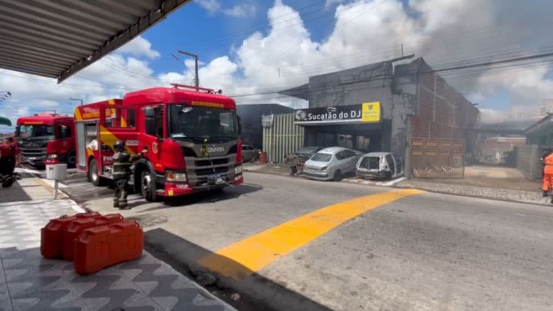 Corpo de Bombeiros monitora a área para garantir a segurança após o incêndio - Divulgação