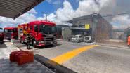 Corpo de Bombeiros monitora a área para garantir a segurança após o incêndio - Divulgação