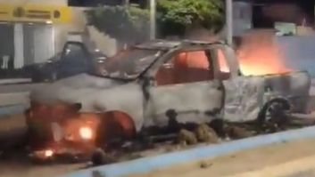 Após a morte de Flávia Talita, moradores de Cerro Corá queimaram o carro do motorista envolvido no atropelamento na praça Maria Luzia Guimarães. - Reprodução