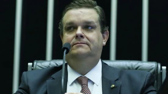 A oposição questiona a nomeação de Queiroz, alegando omissão em denúncias de fraudes enquanto era secretário executivo - Reprodução/Câmara dos Deputados