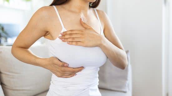 O câncer de mama é o mais comum entre mulheres no Brasil; a ação busca reduzir a mortalidade com acesso facilitado aos exames. - Reprodução/Freepik
