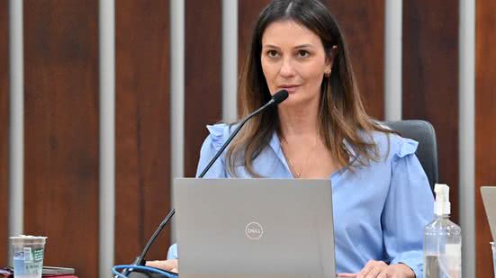 A deputada enfatiza a importância de ampliar atendimentos e garantir tratamento digno para mulheres afetadas pela doença