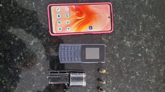 Com ele, a PM apreendeu um revólver calibre .38 com quatro munições, uma televisão e dois celulares. - Divulgação/PMRN