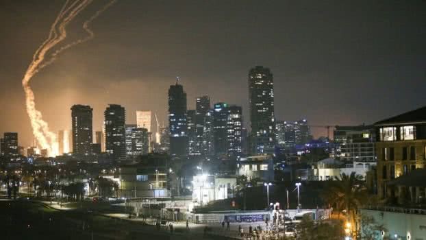 O ataque israelense ignora negociações sobre o programa nuclear iraniano, intensificando a crise diplomática entre os países. - Reprodução/Getty Images
