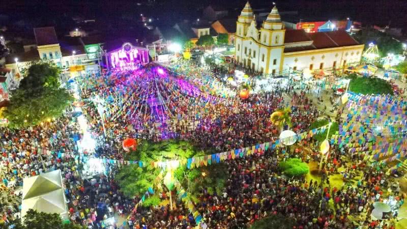 As festividades de São João em Assú, que vão de 14 a 24 de junho, incluem novenas, procissões, cavalgadas e shows de artistas renomados. - Reprodução