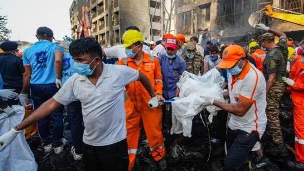 A aeronave caiu logo após a decolagem, atingindo um bairro residencial e resultando em 38 mortes em solo, além das vítimas a bordo. - Reprodução
