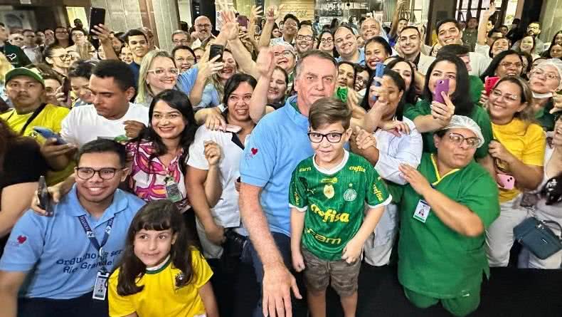 O ex-presidente participou de um momento de oração e agradecimento, destacando a dedicação dos profissionais de saúde em sua recuperação. - Divulgação