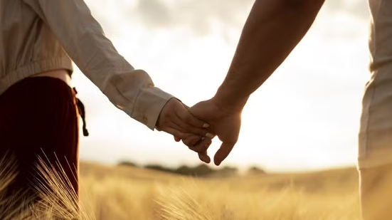 Aprenda sobre os três pilares do amor duradouro e como equilibrá-los em sua relação - Foto: Freepik
