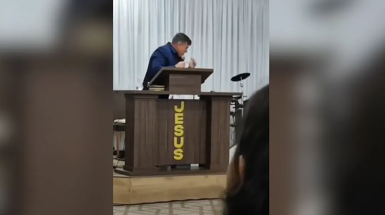 Algumas pessoas presentes no culto tentaram ajudar o pastor, mas sem sucesso - Reprodução/vídeo