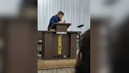 Algumas pessoas presentes no culto tentaram ajudar o pastor, mas sem sucesso - Reprodução/vídeo