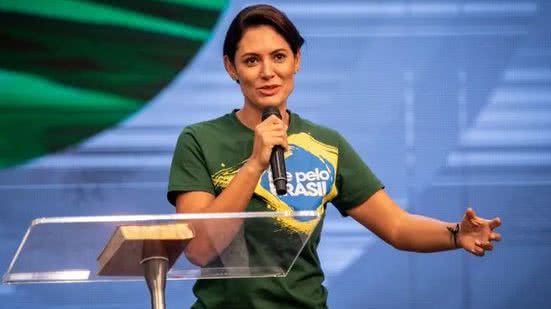 A ex-primeira-dama Michelle Bolsonaro expressa apoio a Eduardo com um slogan inspirado em Donald Trump para a campanha de 2026. - Divulgação