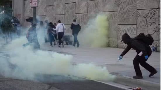 Os protestos em Los Angeles refletem a tensão entre a administração Trump e a população hispânica, com a Guarda Nacional sendo enviada para a região. - Divulgação