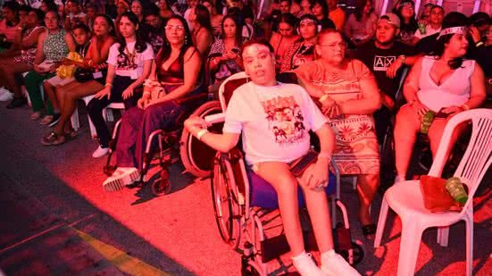 Maria Izabel, cadeirante, celebra a estrutura inclusiva do evento, ressaltando a importância do espaço para pessoas com diferentes deficiências. - Divulgação