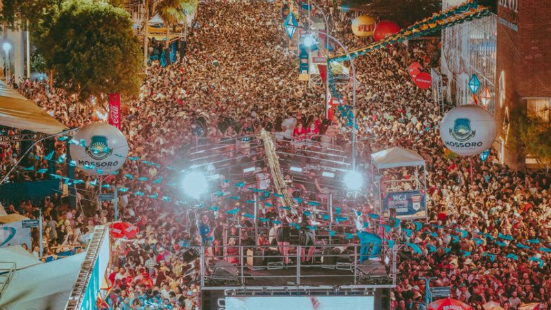 vento de abertura do Mossoró Cidade Junina 2025 reúne multidão e apresenta grandes artistas em estrutura inédita. - Francinildo Silva