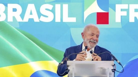 Lula, que enfrenta queda de popularidade, expressou sua felicidade apesar das notícias negativas que recebe diariamente. - Divulgação
