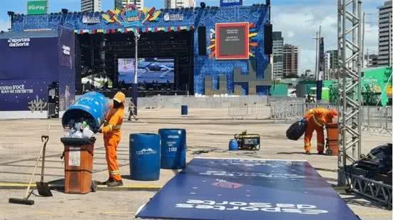 Uniformes temáticos alegraram o trabalho dos garis, que atuaram incansavelmente para preservar a imagem da cidade. - Divulgação