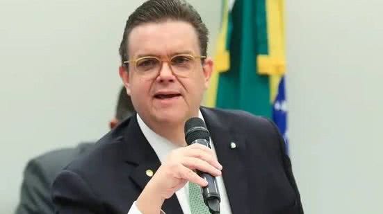 Ministro Wolney Queiroz apresenta lista das três entidades que mais prejudicaram aposentados e pensionistas do INSS. - Divulgação