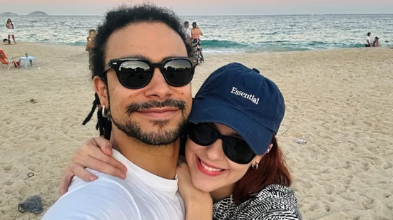 O casal, que começou a namorar durante as gravações, recorda o episódio - Imagem: Reprodução/Instagram
