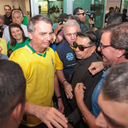 Bolsonaro sendo recebido por apoiadores no Aeroporto Internacional de Natal nesta quinta-feira (12) - Divulgação