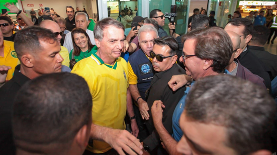 Bolsonaro sendo recebido por apoiadores no Aeroporto Internacional de Natal nesta quinta-feira (12) - Divulgação