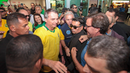Bolsonaro sendo recebido por apoiadores no Aeroporto Internacional de Natal nesta quinta-feira (12) - Divulgação