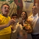O casal potiguar, após oficializar a união, teve uma surpresa ao se deparar com Bolsonaro no restaurante - BNews Natal