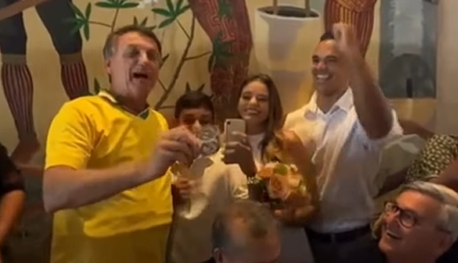 O casal potiguar, após oficializar a união, teve uma surpresa ao se deparar com Bolsonaro no restaurante - BNews Natal