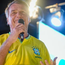 Moradores buscam camisas verde e amarelas para recepcionar Bolsonaro - Foto: Victor Chagas/PL