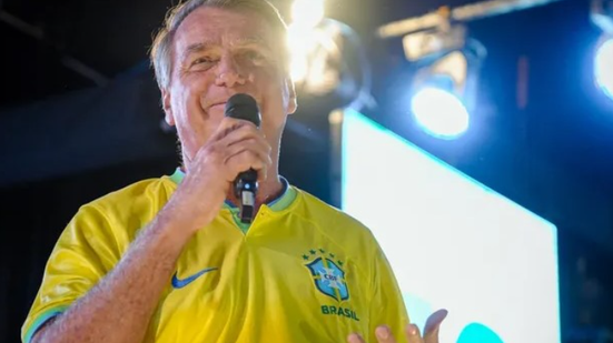 Moradores buscam camisas verde e amarelas para recepcionar Bolsonaro - Foto: Victor Chagas/PL