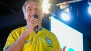 Moradores buscam camisas verde e amarelas para recepcionar Bolsonaro - Foto: Victor Chagas/PL
