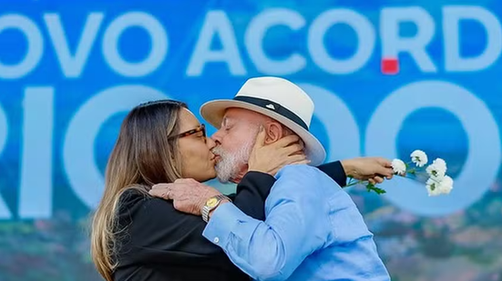 O presidente Lula entregou flores à primeira-dama - Foto: Ricardo Stuckert/PR