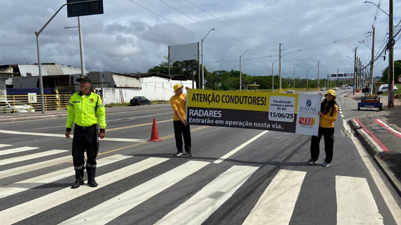 Durante o período de transição, educadores de trânsito atuaram na avenida e foram realizadas ações de conscientização - Divulgação/STTU