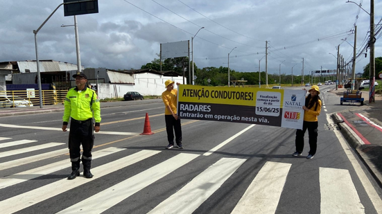 Durante o período de transição, educadores de trânsito atuaram na avenida e foram realizadas ações de conscientização - Divulgação/STTU